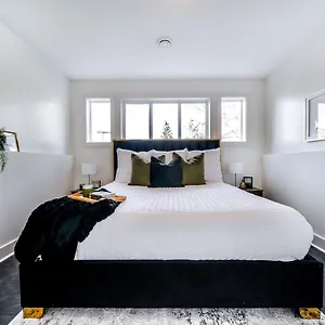 Stunning Modern - King Bed - Free Parking & Netflix - Fast Wi-fi - Long Welcome Edmonton